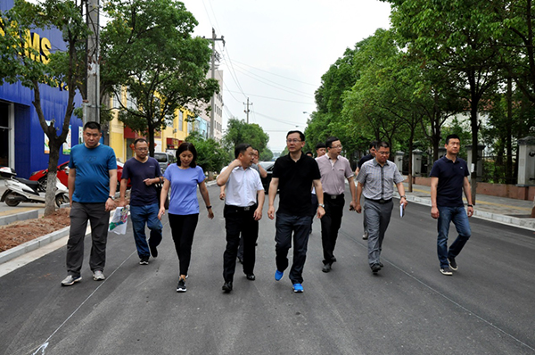 劉文華一行實(shí)地勘察贛州軟件產(chǎn)業(yè)園規(guī)劃用地