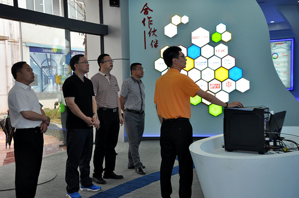 劉文華一行認(rèn)真聽取大數(shù)據(jù)云計(jì)算的相關(guān)介紹