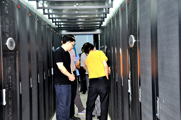 劉文華同志參觀云計(jì)算中心的機(jī)房
